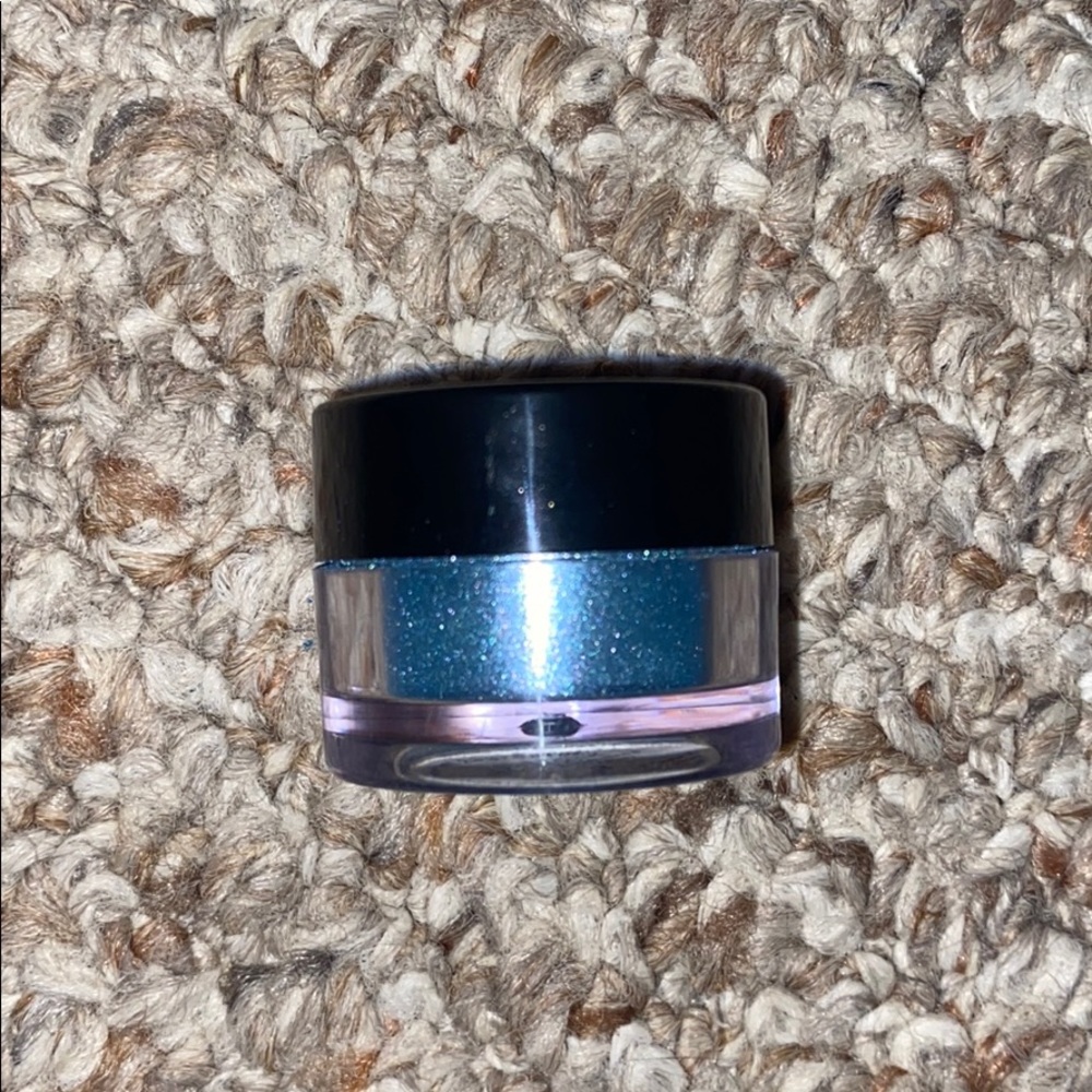 loose blue eyesshadow